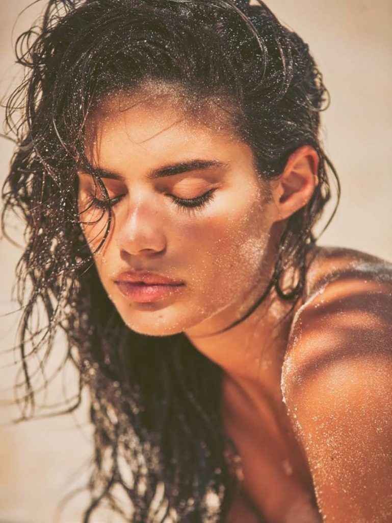 Sara Sampaio nue dans Le Figaro Madame