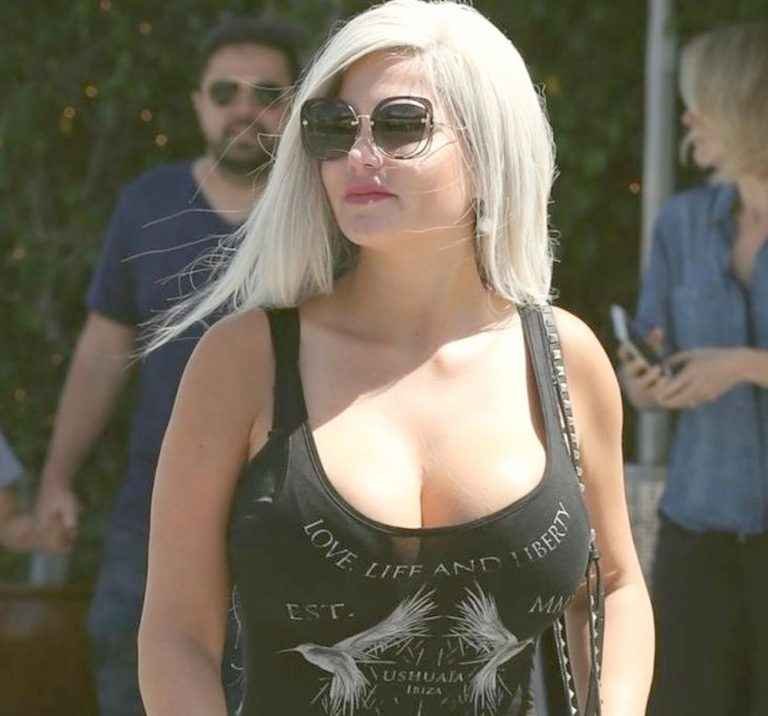 Sophia Vegas promène ses gros seins à Beverly Hills