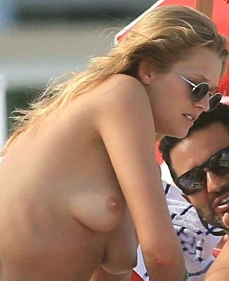 Toni Garrn bronze à nouveau seins nus