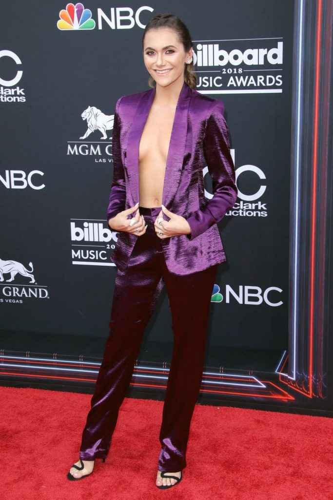 Alyson Stoner ouvre le décolleté aux Billboard Music Awards 2018