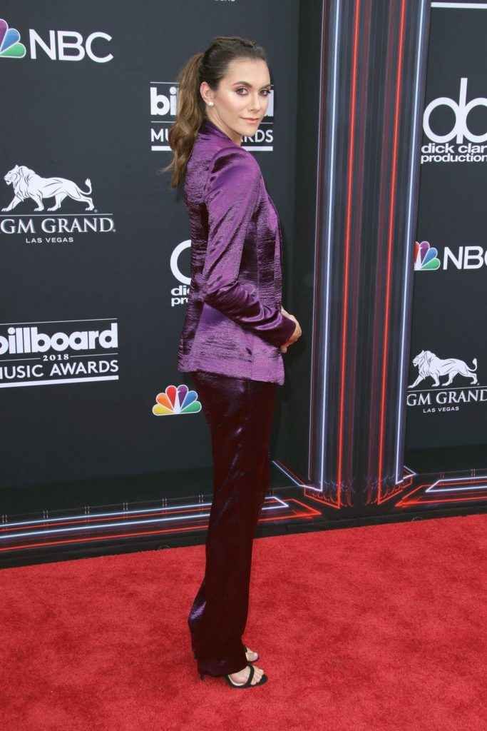 Alyson Stoner ouvre le décolleté aux Billboard Music Awards 2018