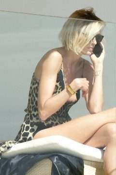 Oups, Anja Rubik exhibe un sein nu sur son balcon