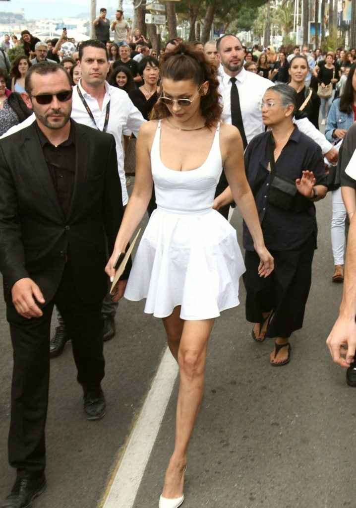 Bella Hadid, mini-jupe et décolleté à Cannes