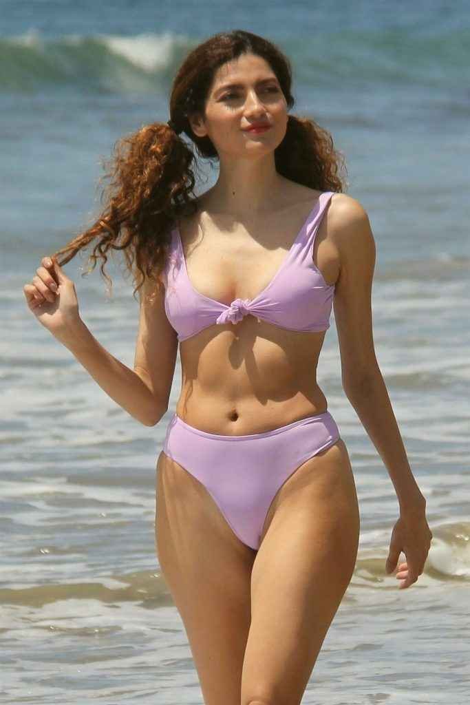 Blanca Blanco dans un bikini mauve à Malibu