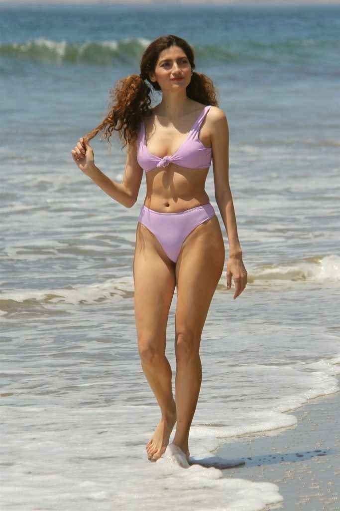 Blanca Blanco dans un bikini mauve à Malibu