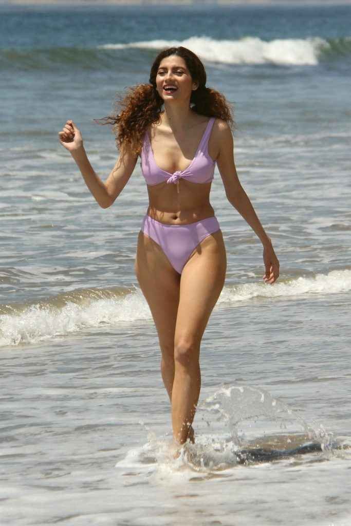 Blanca Blanco dans un bikini mauve à Malibu