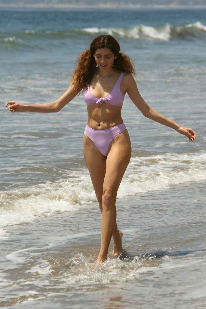 Blanca Blanco dans un bikini mauve à Malibu