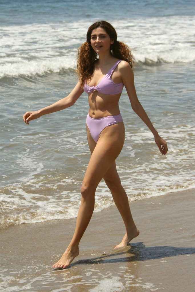 Blanca Blanco dans un bikini mauve à Malibu