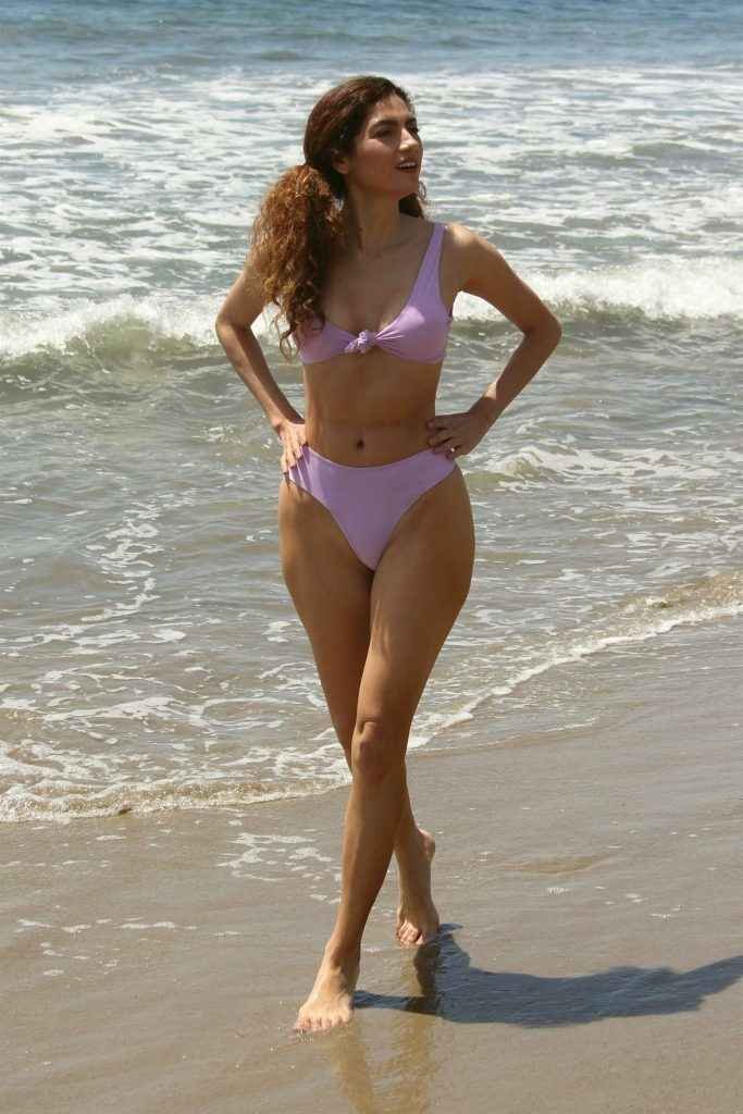 Blanca Blanco dans un bikini mauve à Malibu