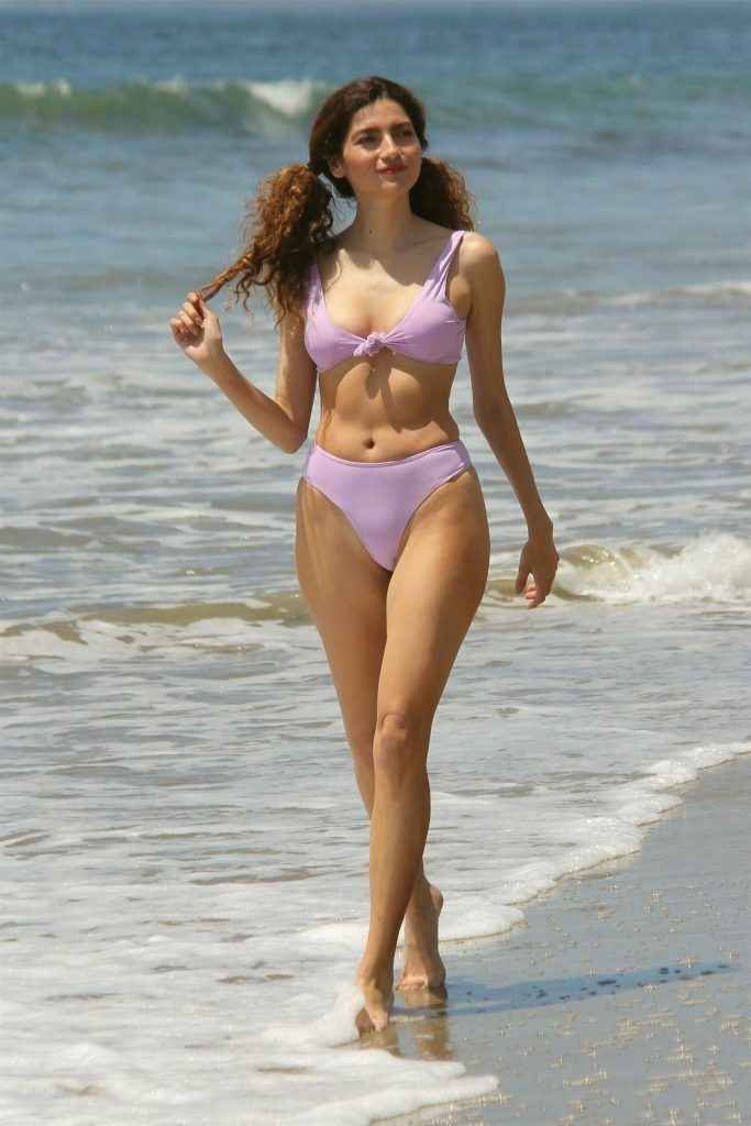 Blanca Blanco dans un bikini mauve à Malibu