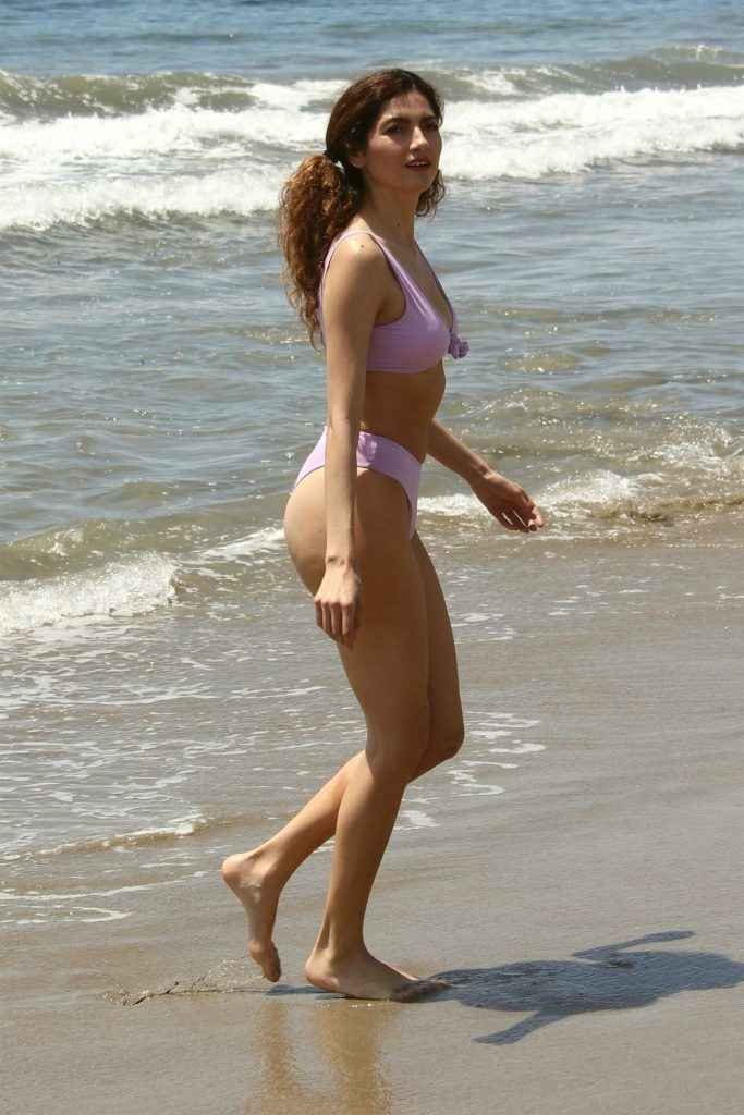 Blanca Blanco dans un bikini mauve à Malibu