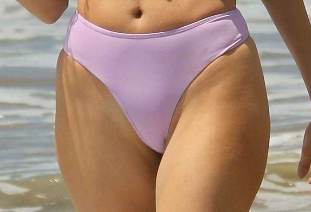 Blanca Blanco dans un bikini mauve à Malibu