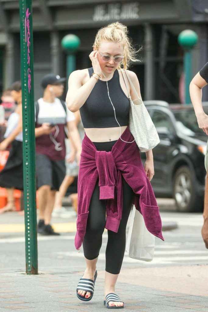 Dakota Fanning sans soutien-gorge à Soho