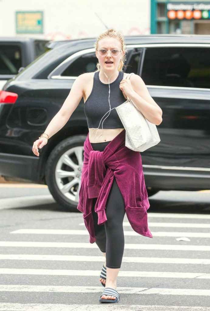 Dakota Fanning sans soutien-gorge à Soho