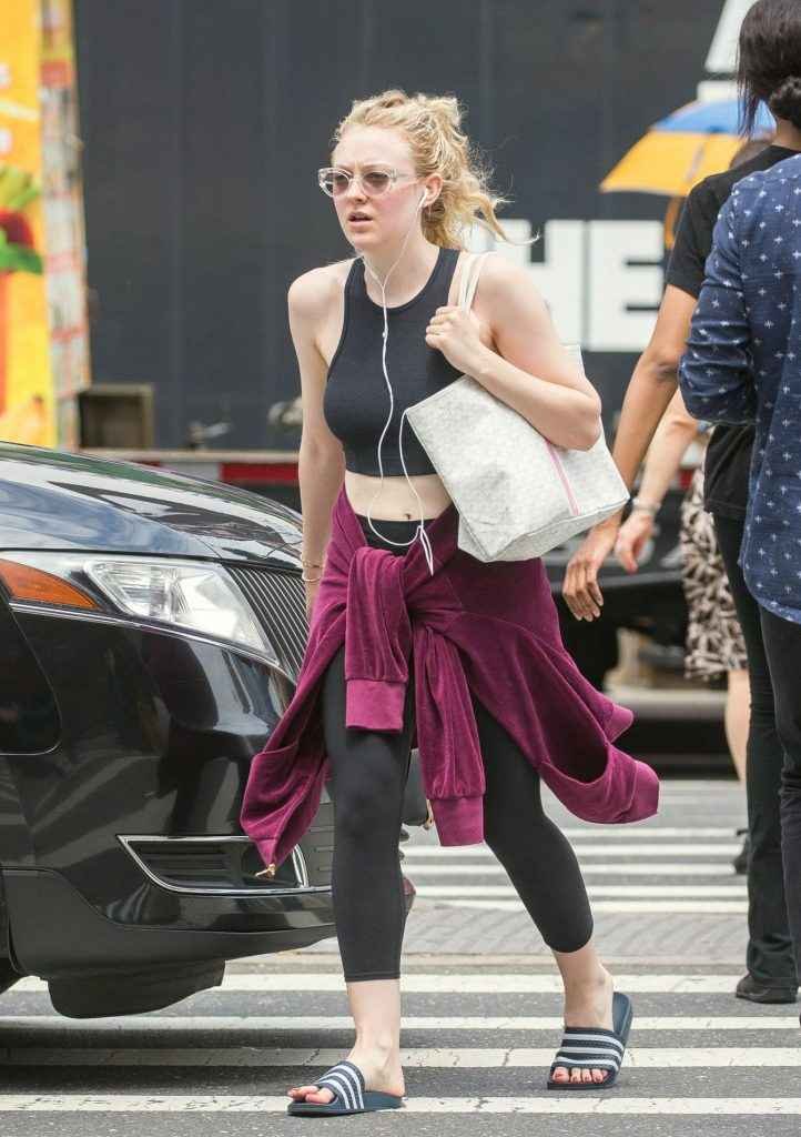 Dakota Fanning sans soutien-gorge à Soho