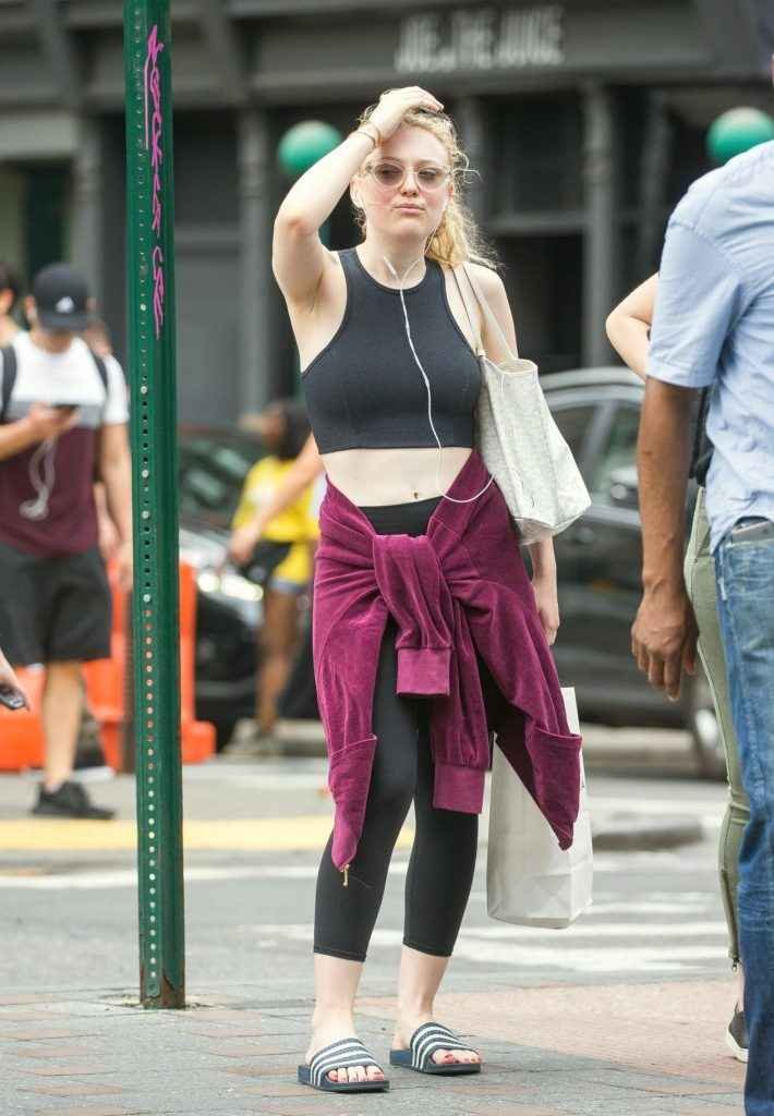 Dakota Fanning sans soutien-gorge à Soho