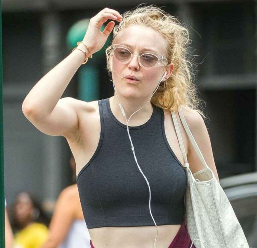 Dakota Fanning sans soutien-gorge à Soho