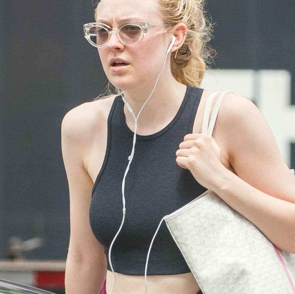 Dakota Fanning sans soutien-gorge à Soho