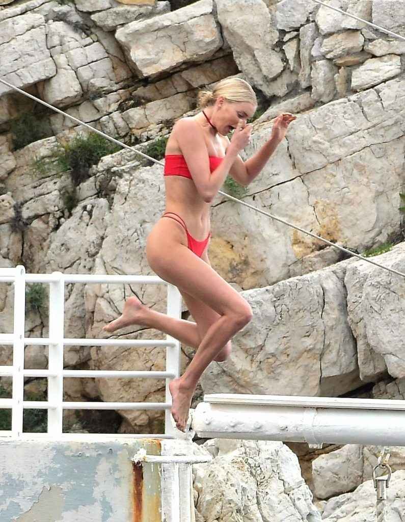 Elsa Hosk en bikini à Antibes