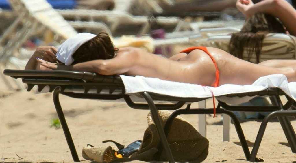 Eva Longoria bronze seins nus