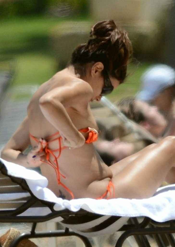 Eva Longoria bronze seins nus