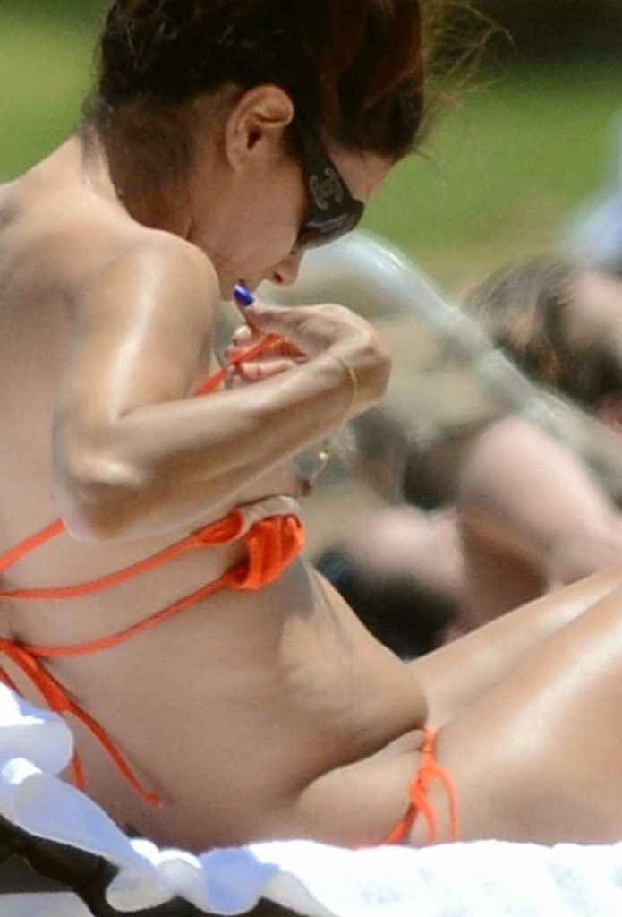 Eva Longoria bronze seins nus