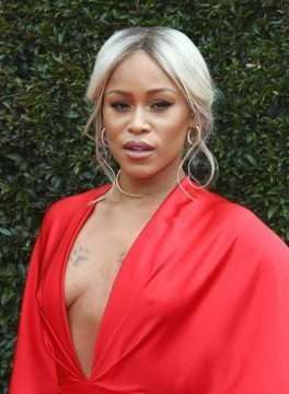 Eve a les seins qui pointent aux Daytime Emmy Awards