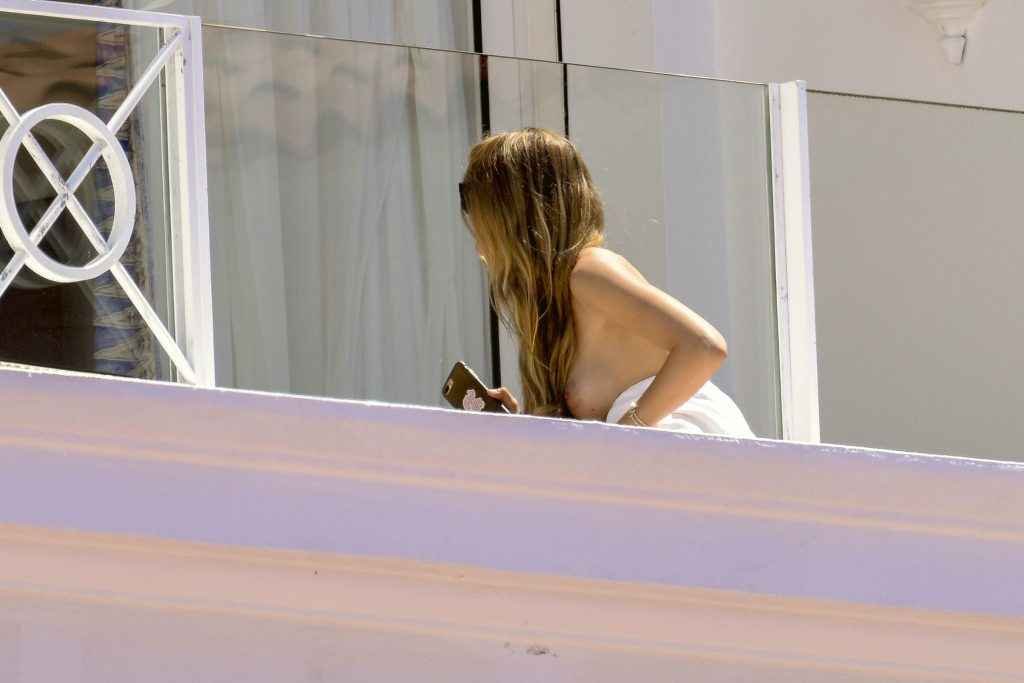 Fiammetta Cicogna seins nus sur son balcon