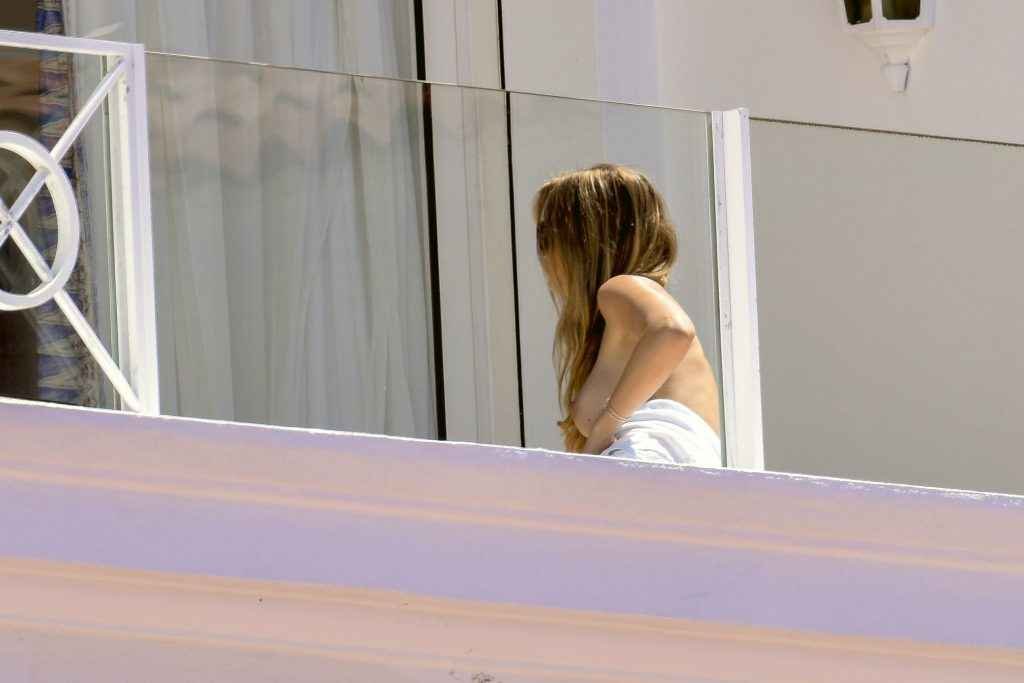 Fiammetta Cicogna seins nus sur son balcon