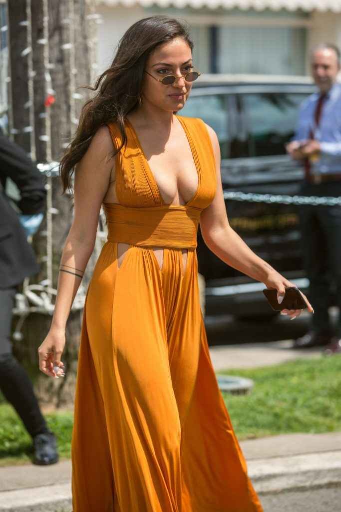 Inanna Sarkis promène ses gros seins sur la Croisette