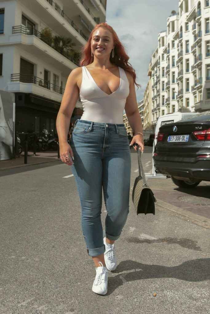 Iskra Lawrence sans soutie-gorge à Cannes