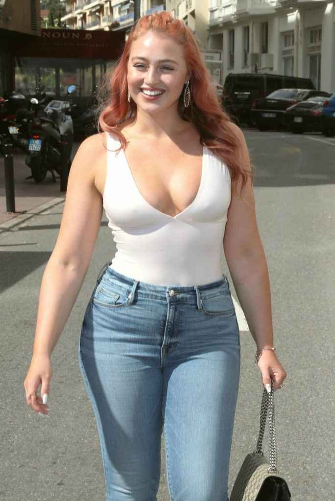 Iskra Lawrence sans soutie-gorge à Cannes