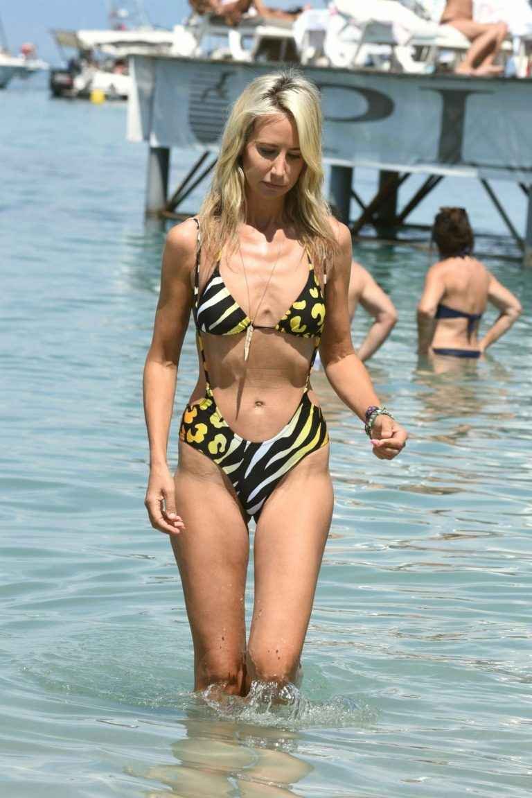 Lady Victoria Hervey en bikini à Antibes