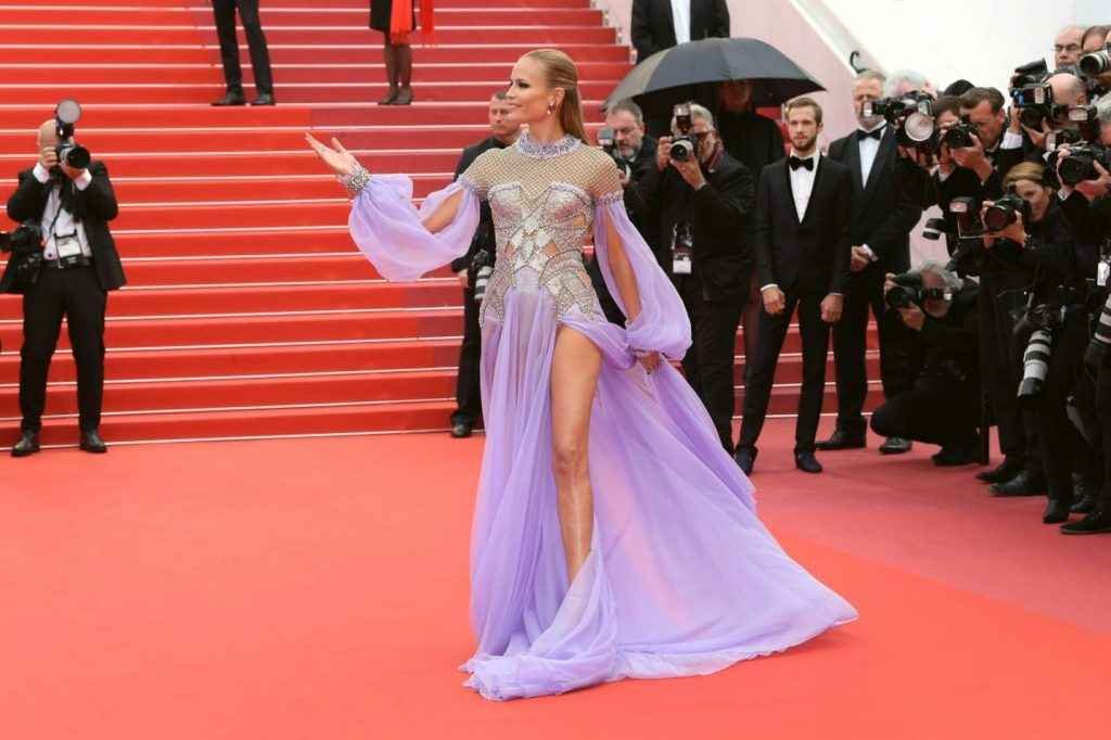 Natasha Poly dans une robe fendue au Festival de Cannes