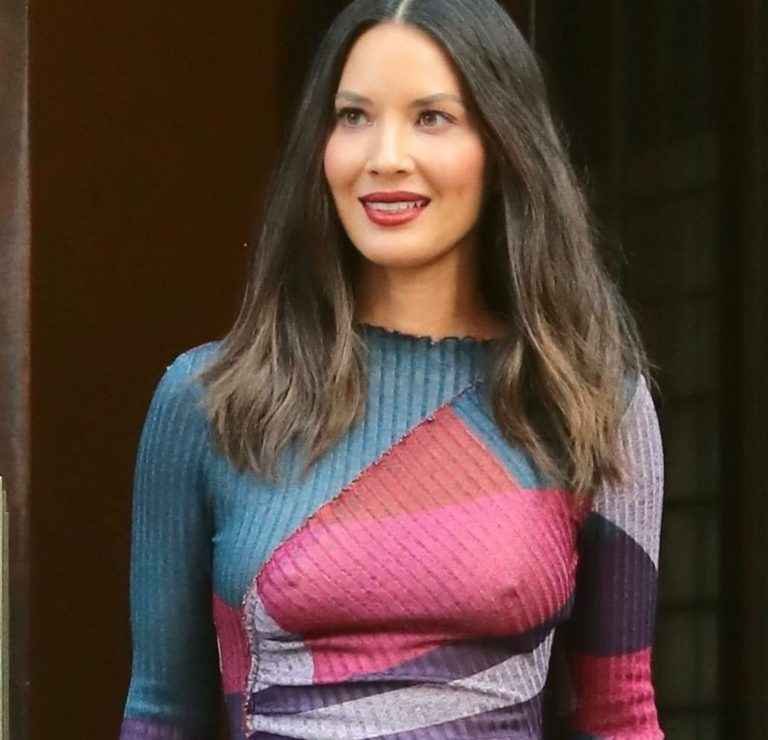 Olivia Munn a les seins qui pointent à New-York