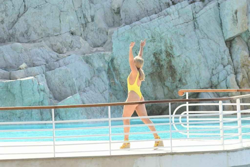 Tallia Storm en maillot de bain à Antibes