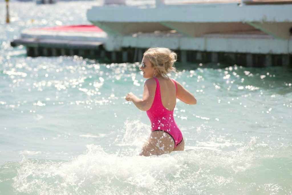 Tallia Storm dans un maillot de bain rose à Cannes