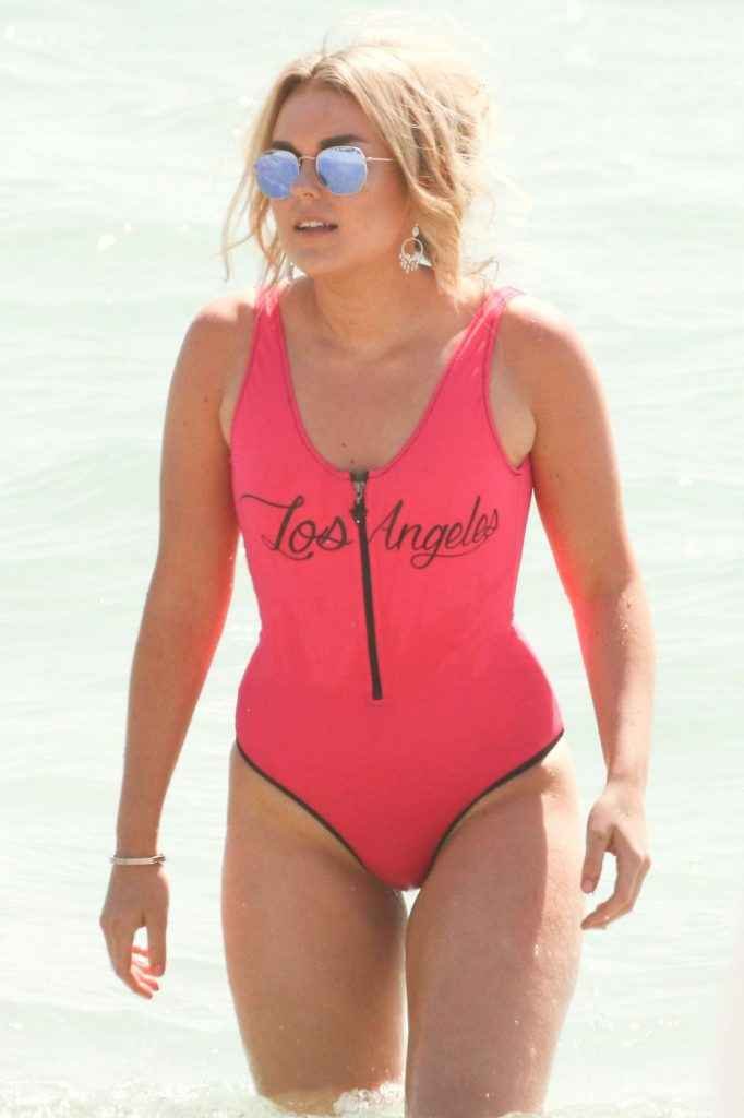 Tallia Storm dans un maillot de bain rose à Cannes