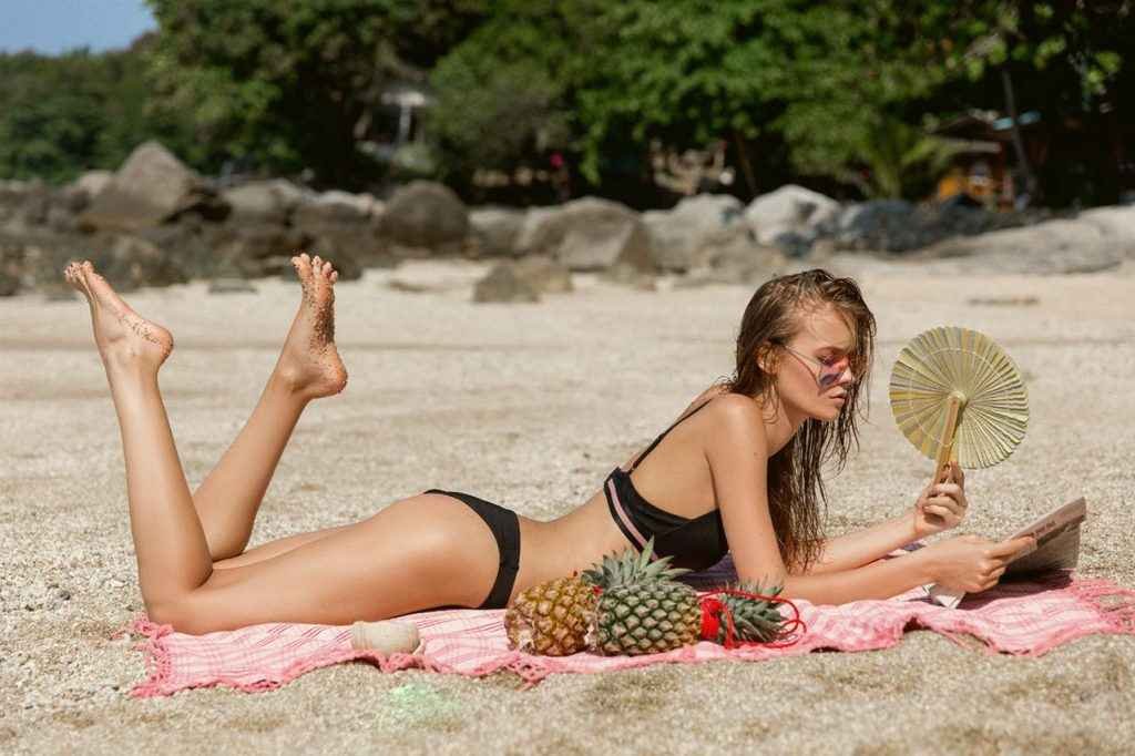 Alessia Merz en bikini à Phuket