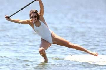 Ashley Hart en maillot de bain sur un paddle board