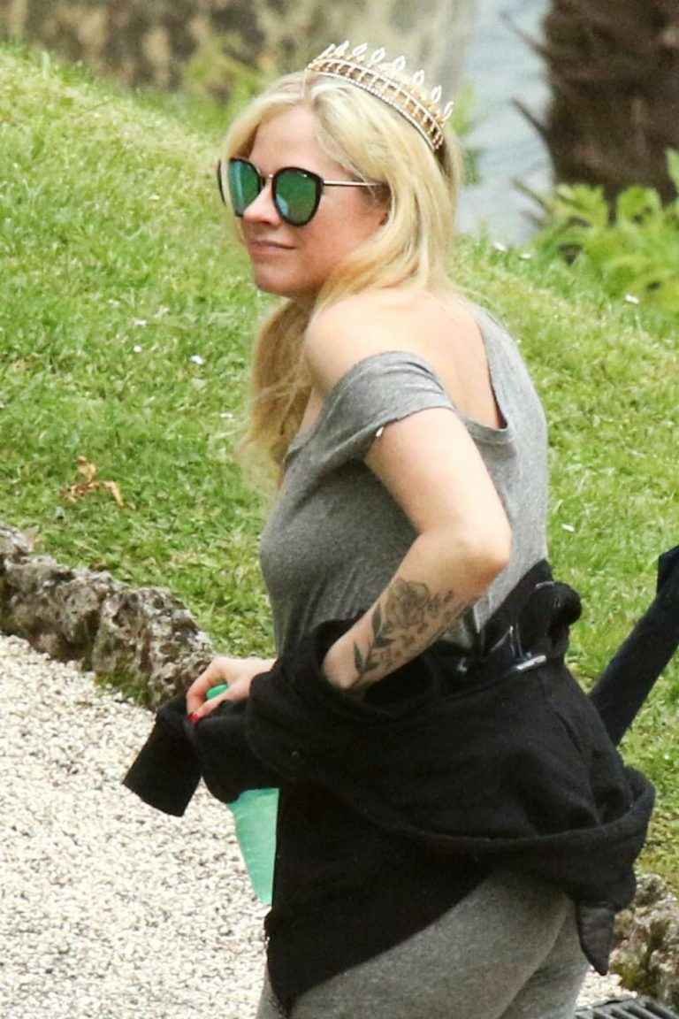 Avril Lavigne en balade au Lac de Côme