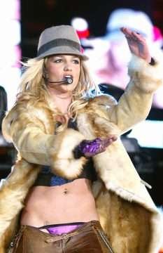 Britney Spears exhibe sa petite culotte en concert à New-York