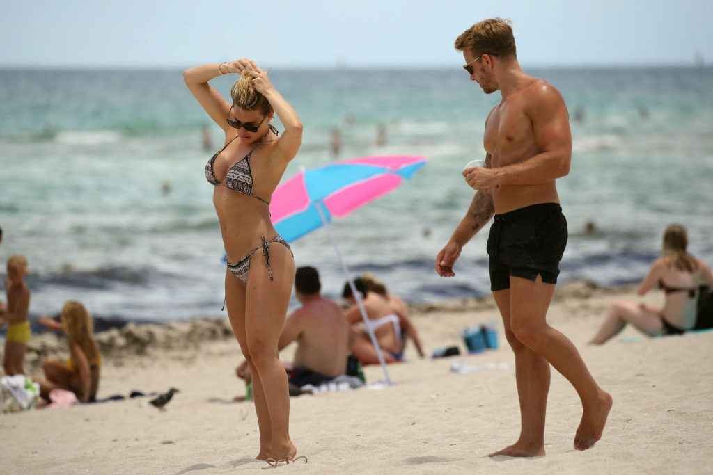 Danielle Armstrong en bikini à Miami Beach