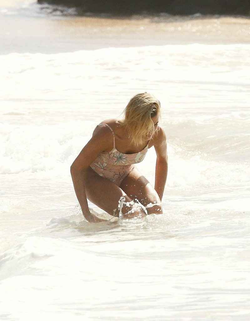 Hailey Baldwin en maillot de bain à Hawaii