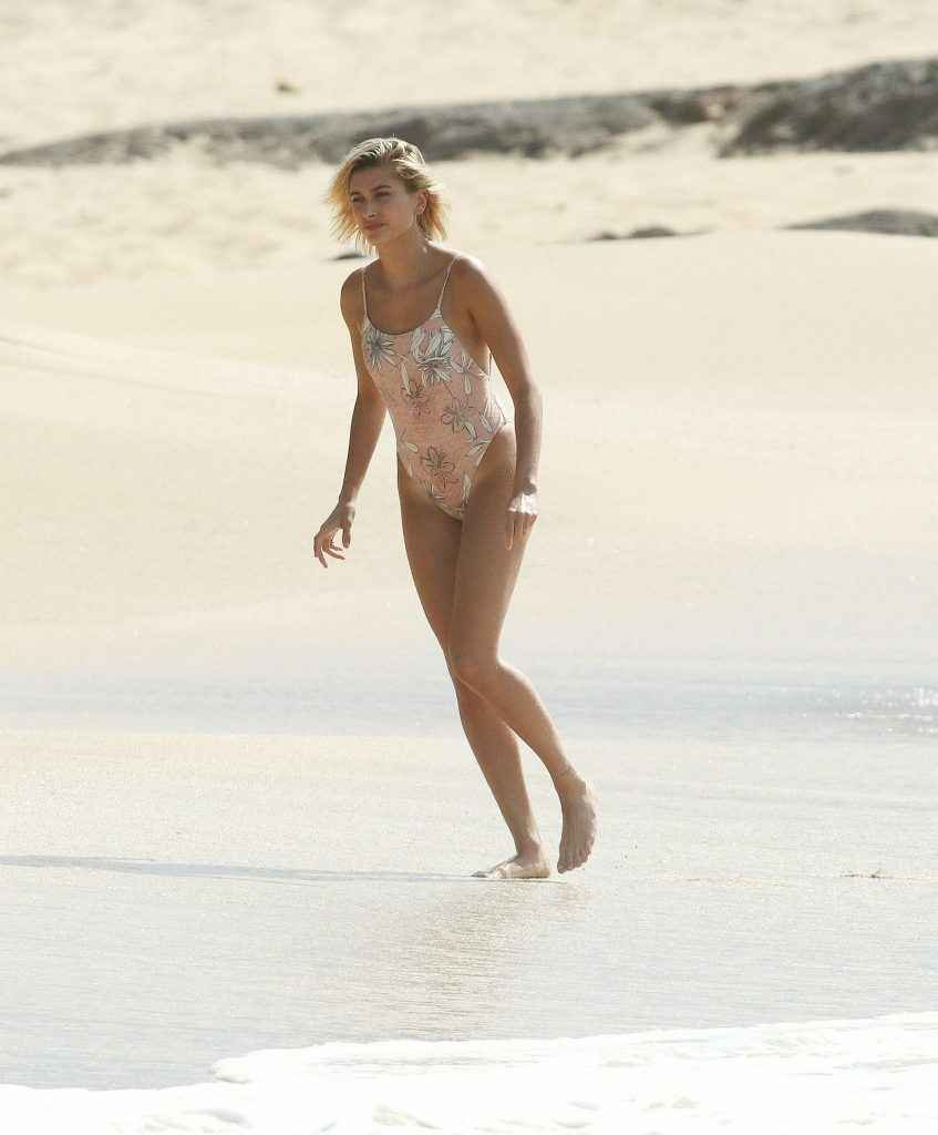 Hailey Baldwin en maillot de bain à Hawaii