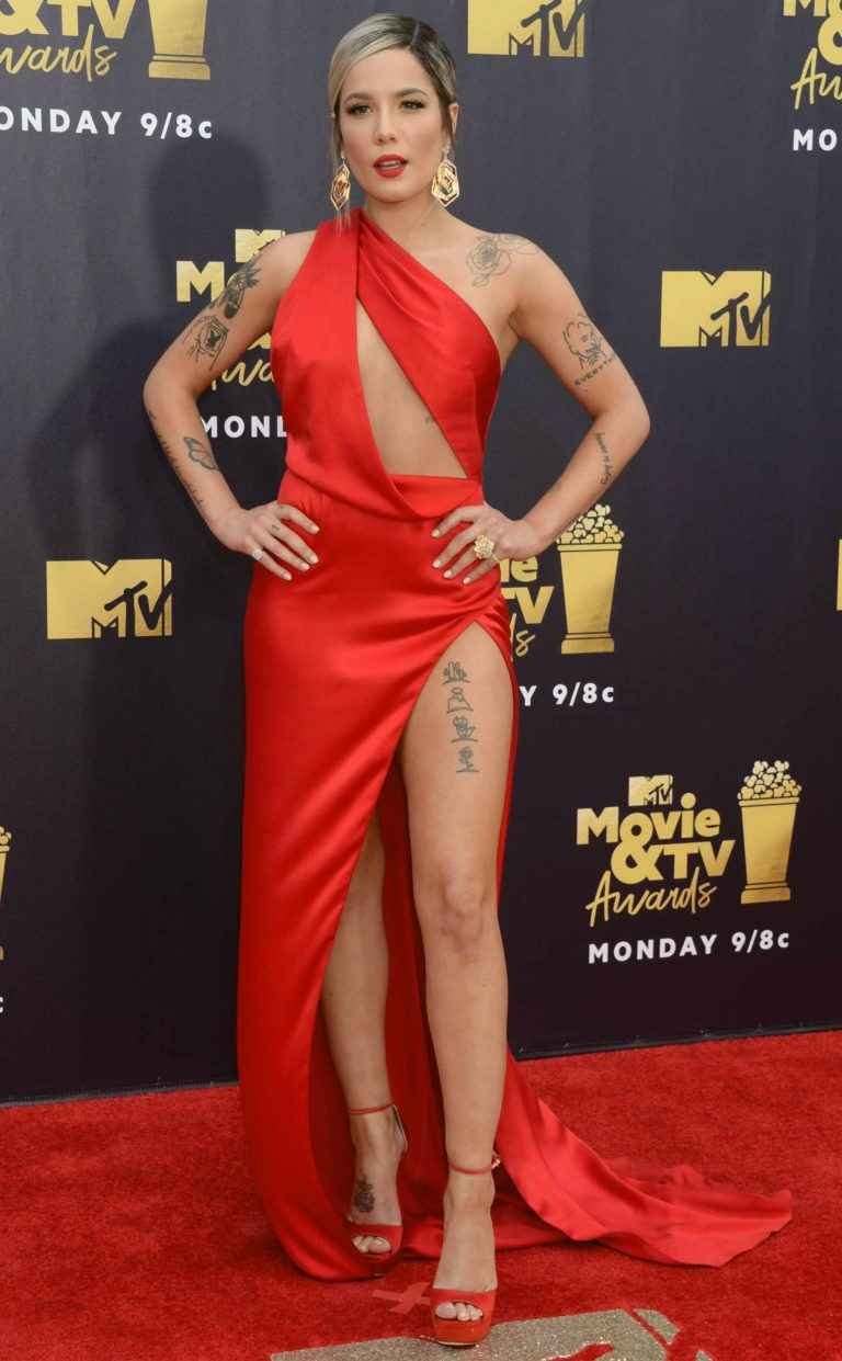 Halsey dans une robe fendue aux MTV Movie Award