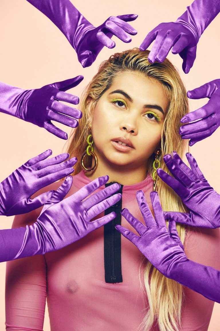 Hayley Kiyoko seins nus dans Paper Mag