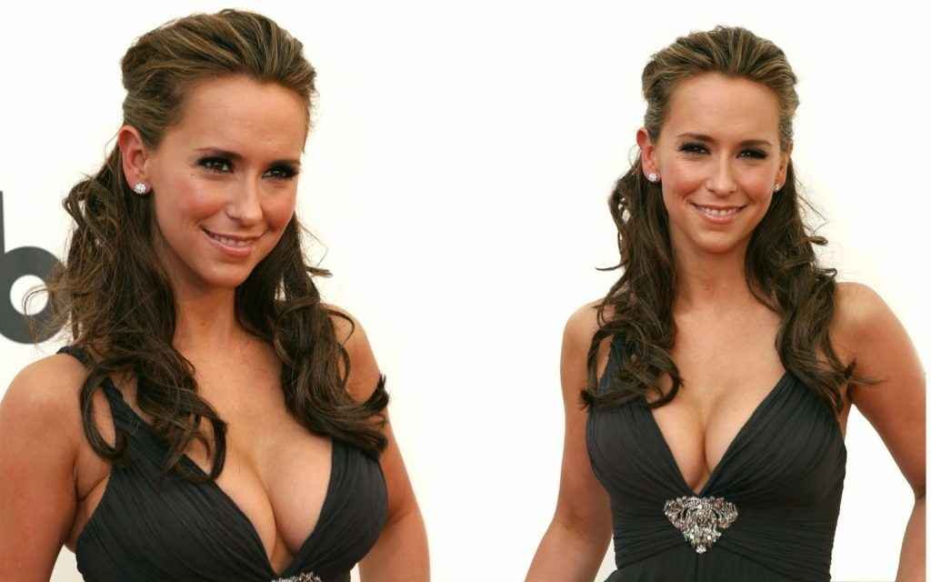 Jennifer Love Hewitt ouvre le décolleté sur ses gros seins