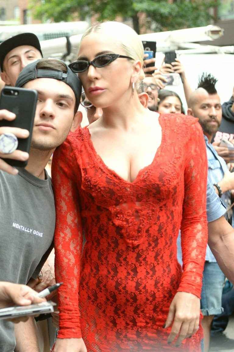 Lady Gaga les fesses à l’air et le décolleté ouvert à New-York