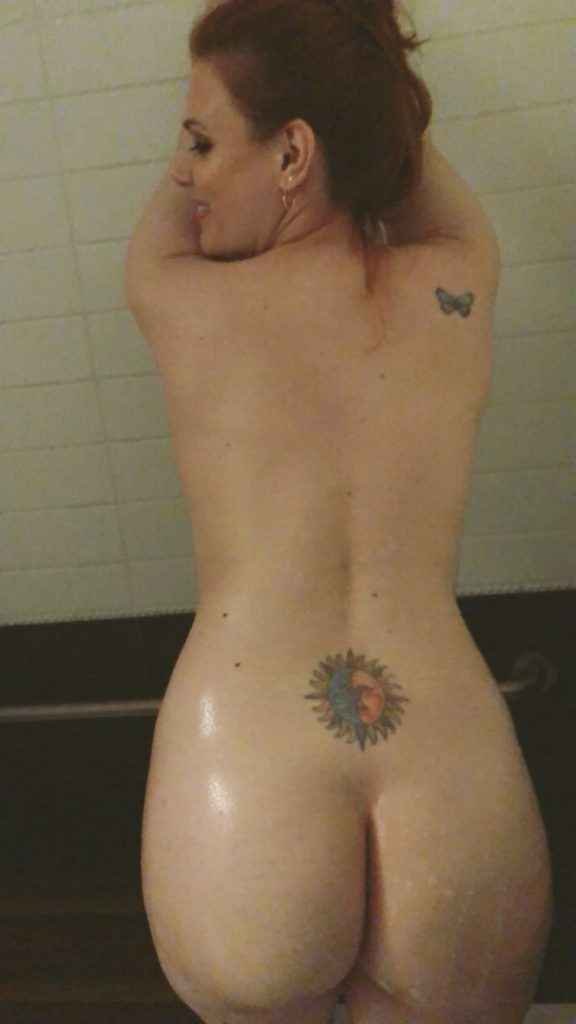 Maitland Ward nue sous la douche